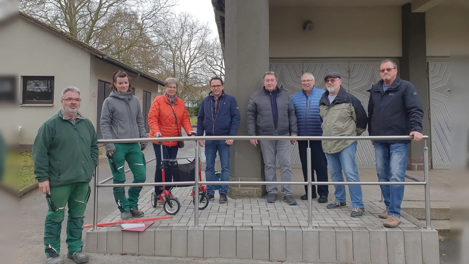 (v.l.) Thomas Leue, Sarah Schroeder (Firma Garten- und Landschaftsbau Scheffer und Leue Immenhausen), Marianne Heinemann (VdK Immenhausen), Bürgermeister Lars Obermann, Martin Präscher (Sachbearbeiter Fachbereich Bauen Stadt Immenhausen), Heinrich Heinemann, Lothar Schulz und Peter Köster vom VDK Immenhausen. (Foto: Stadt Immenhausen)