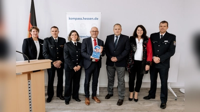 Auszeichnung der Gemeinde Ahnatal mit dem KOMPASS-Sicherheitssiegel: (v.l.n.r.) Kriminalhauptkommissarin Antje Stahl (KOMPASS-Beraterin des Polizeipräsidiums Nordhessen), Polizeirat Martin Berbig (stellvertretender Leiter der Polizeidirektion Kassel), Polizeioberkommissarin Julia Stumpf (Schutzfrau vor Ort des zuständigen Polizeireviers Nord), Stephan Hänes (Bürgermeister der Gemeinde Ahnatal), Kriminaloberrat Jürgen Godulla (Referat Prävention im Landespolizeipräsidium), Kriminalhauptkommissarin Sabine Knöll (Leiterin des Hauptsachgebiets E4 -Prävention- des Polizeipräsidiums Nordhessen), Erster Polizeihauptkommissar Mario Ziebe (Leiter des zuständigen Polizeireviers Nord).  (Foto: Polizeipräsidium Nordhessen )