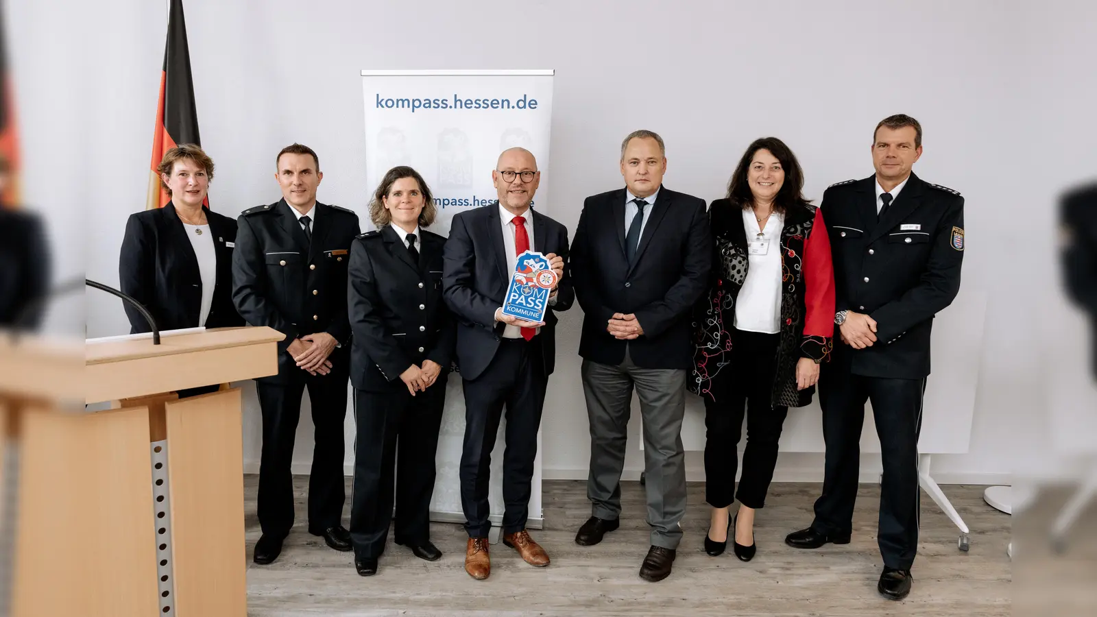 Auszeichnung der Gemeinde Ahnatal mit dem KOMPASS-Sicherheitssiegel: (v.l.n.r.) Kriminalhauptkommissarin Antje Stahl (KOMPASS-Beraterin des Polizeipräsidiums Nordhessen), Polizeirat Martin Berbig (stellvertretender Leiter der Polizeidirektion Kassel), Polizeioberkommissarin Julia Stumpf (Schutzfrau vor Ort des zuständigen Polizeireviers Nord), Stephan Hänes (Bürgermeister der Gemeinde Ahnatal), Kriminaloberrat Jürgen Godulla (Referat Prävention im Landespolizeipräsidium), Kriminalhauptkommissarin Sabine Knöll (Leiterin des Hauptsachgebiets E4 -Prävention- des Polizeipräsidiums Nordhessen), Erster Polizeihauptkommissar Mario Ziebe (Leiter des zuständigen Polizeireviers Nord).  (Foto: Polizeipräsidium Nordhessen )
