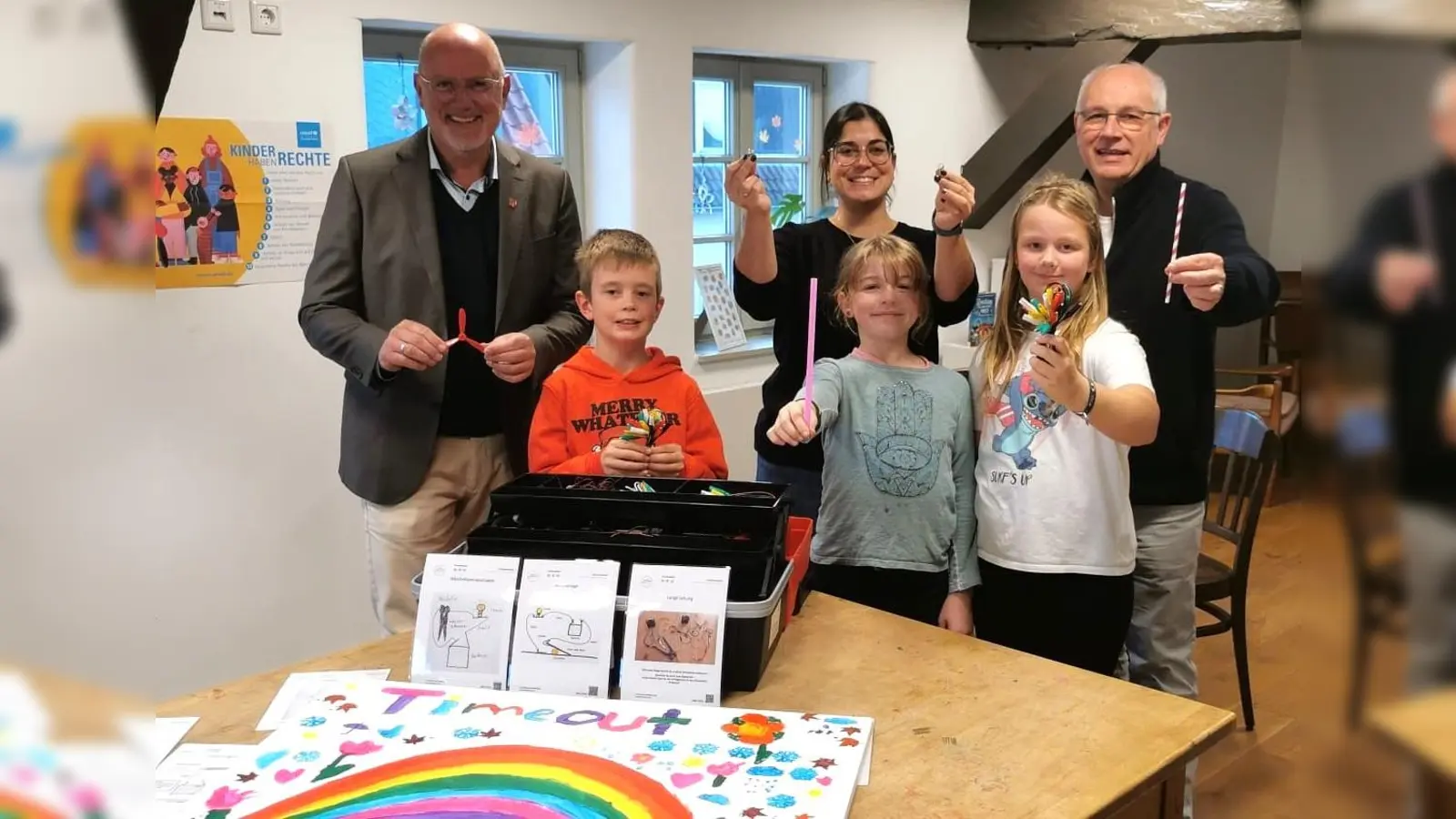 Freude bei der Übergabe: Bürgermeister Johannes Schlütz, Elia, Mia, Amelie, Jessica Oster und Gerhard Antoni. (Foto: privat)