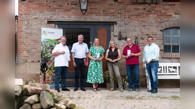 Freuen sich über den gelungenen Auftakt zum Projekt „Uffgepeppt – Beratungsangebot für Unterkünfte im Naturpark Habichtswald“: 8v.l.) Stefan Frankfurth (Vorsitzender TAG Naturpark Habichtswald e.V.), Peter Nissen (Leiter Servicestelle Regionalentwicklung Landkreis Kassel), Heike Dietrichkeit (Geschäftsführerin TAG Naturpark Habichtswald), Marion Reinecke (Projektpartnerin), Bgm. Stefan Hable und Frank Grunewald (Bgm. Stadt Niedenstein, Sprecher Leader-Entscheidungsgremium Region Kassel-Land). (Foto: Paul Bröker)