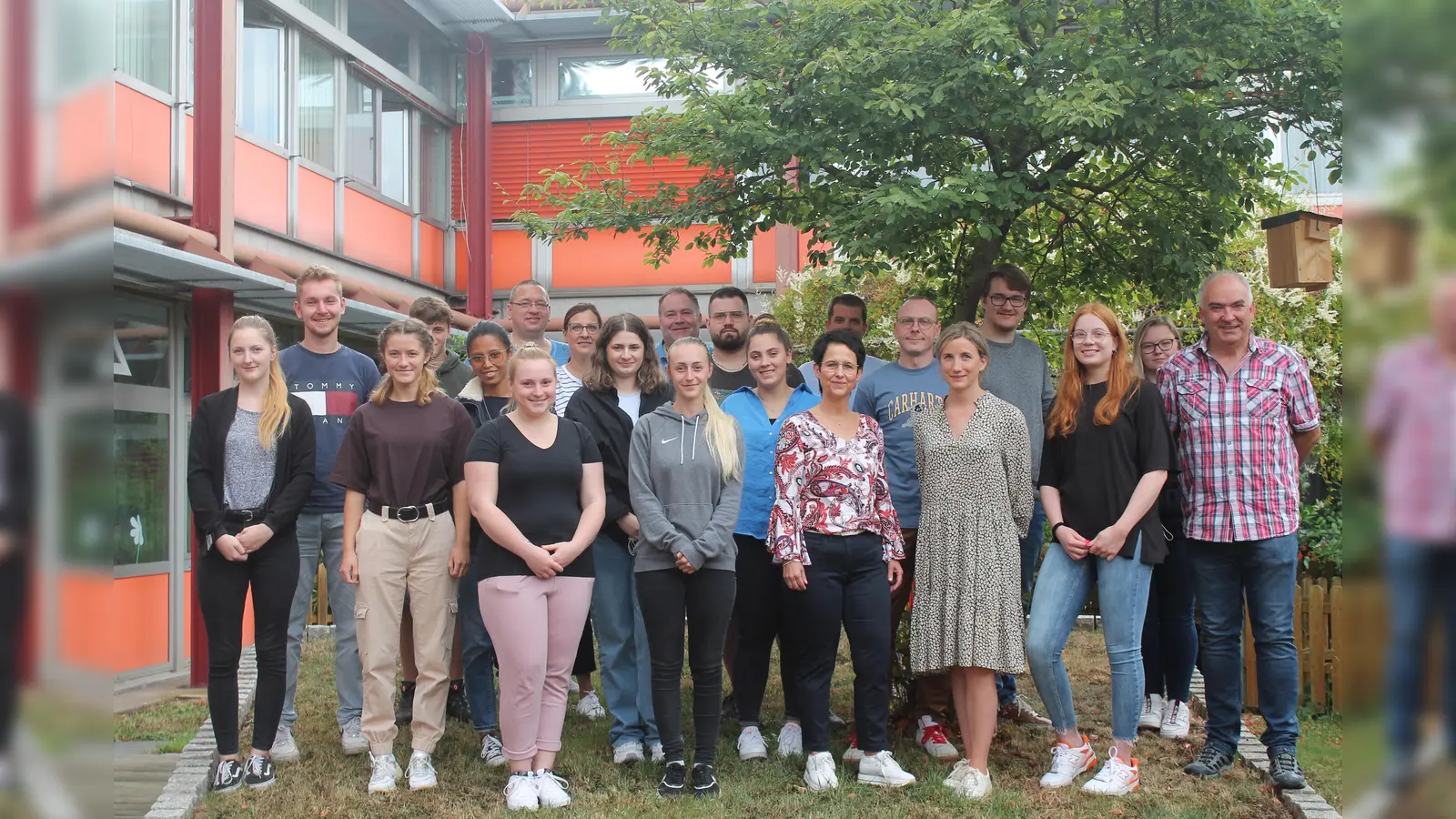 Bei der Caritas Wohnen gGmbH im Kreis Höxter starten 18 junge Menschen in ihr Berufsleben:<br>Von vorne links: Annika Friedrich, Saenne de Jonge, Dinah Todisoa Rivoariniana, Tabea Salzmann, Jessica Koop, Adlin Salzmann, Daliya Schreider, Heike Schill-Fornefeld Fachbereichleitung Assistenz für Erwachsene Kreis Höxter), Kristin Wieners (Koordination Auszubildende), Maja Wäsche (Vertreterin Jugend-MAV), Christoph Ehle (Teamleitung Kinder und Jugendliche). Hinten links: Immanuel Brauer, Dominik Ladage, Michael Schulert, Nicole Leifeld (Fachbereichsleitung Kinder und Jugendliche), Michael Blömeke-Kreter (Vorsitzender MAV), Janis Hübner, Christian Haag (Rektor Laurentius-Schule), Christian Grautstück, Niklas Hoppe, Laura Hillebrand. (Foto: CWW)