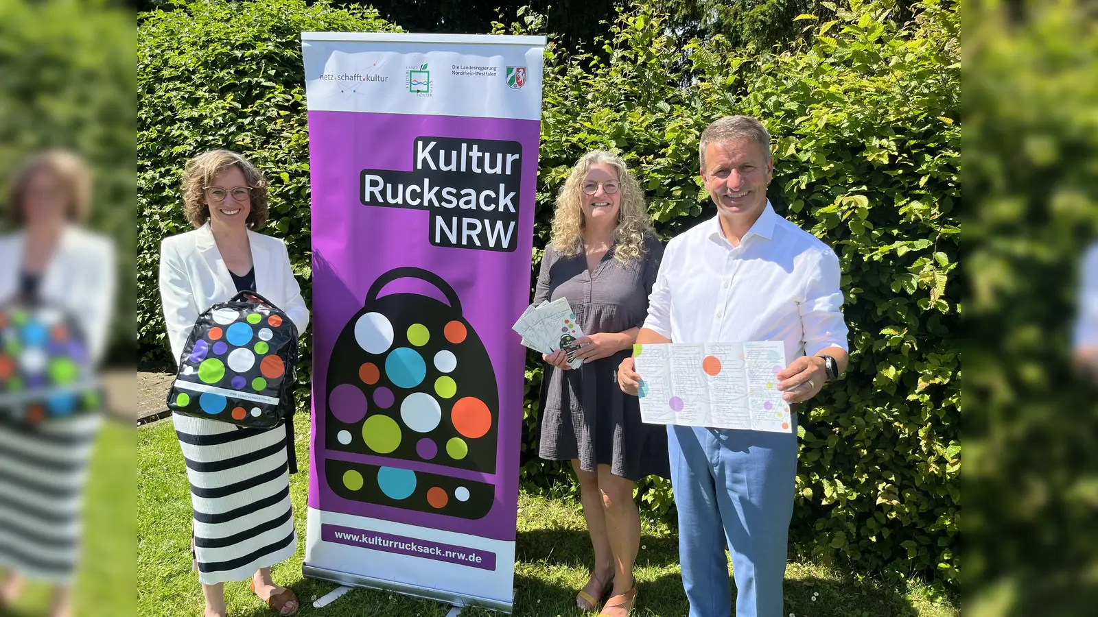 Freuen sich darauf, dass auch in den Sommerferien wieder zahlreiche Kinder und Jugendliche an den vielfältigen Angeboten des „Kulturrucksacks“ teilnehmen (v.l.): Julia Siebeck, Kulturmanagerin des Kreises Höxter, Kristin Wiechers vom Kulturbüro des Kreises Höxter und Landrat Michael Stickeln. (Foto: Kreis Höxter)