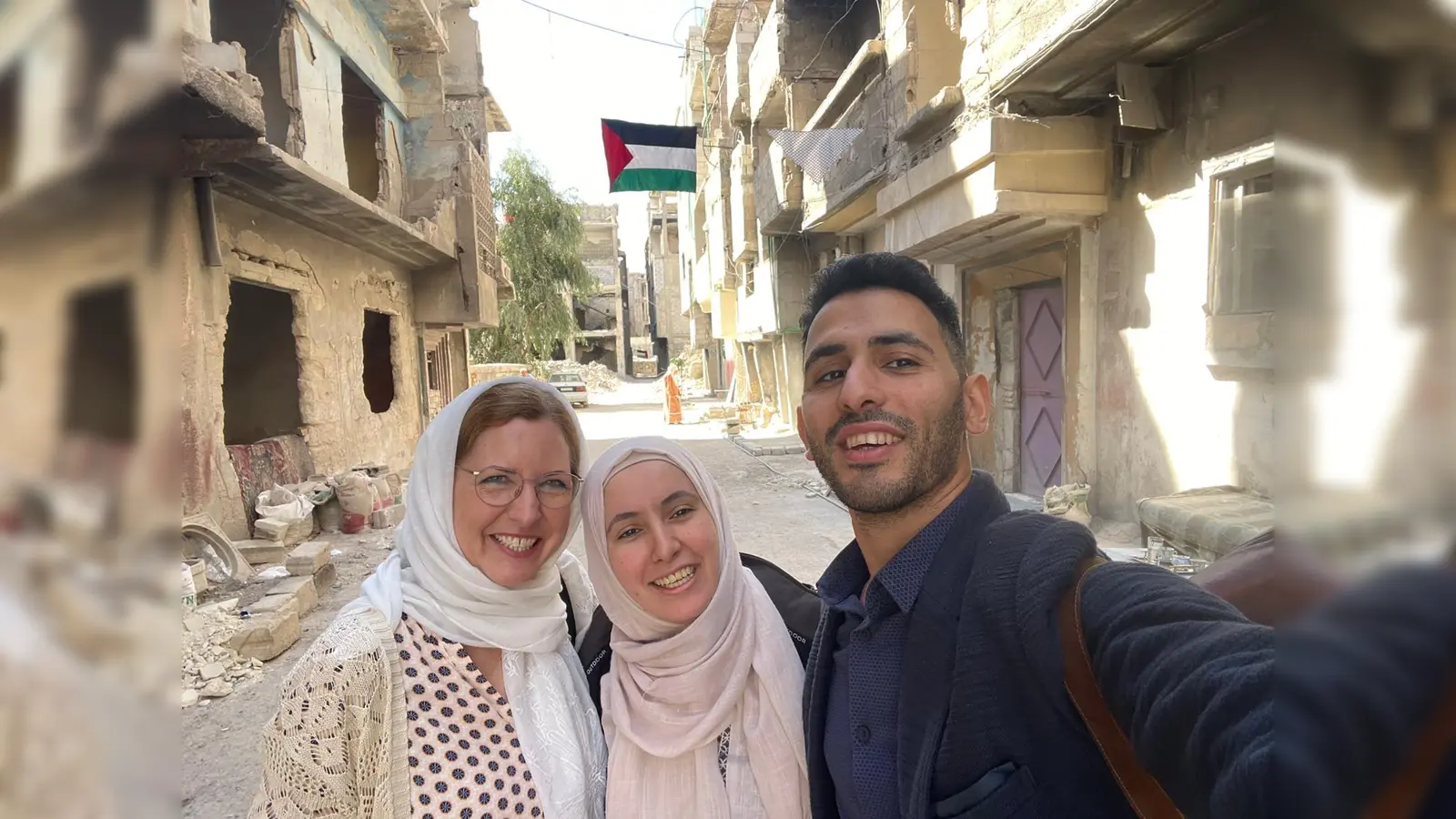 V.l.: Martina Flüter, Tahani Munawar und Aeham Ahmad in Damaskus. (Foto: privat)