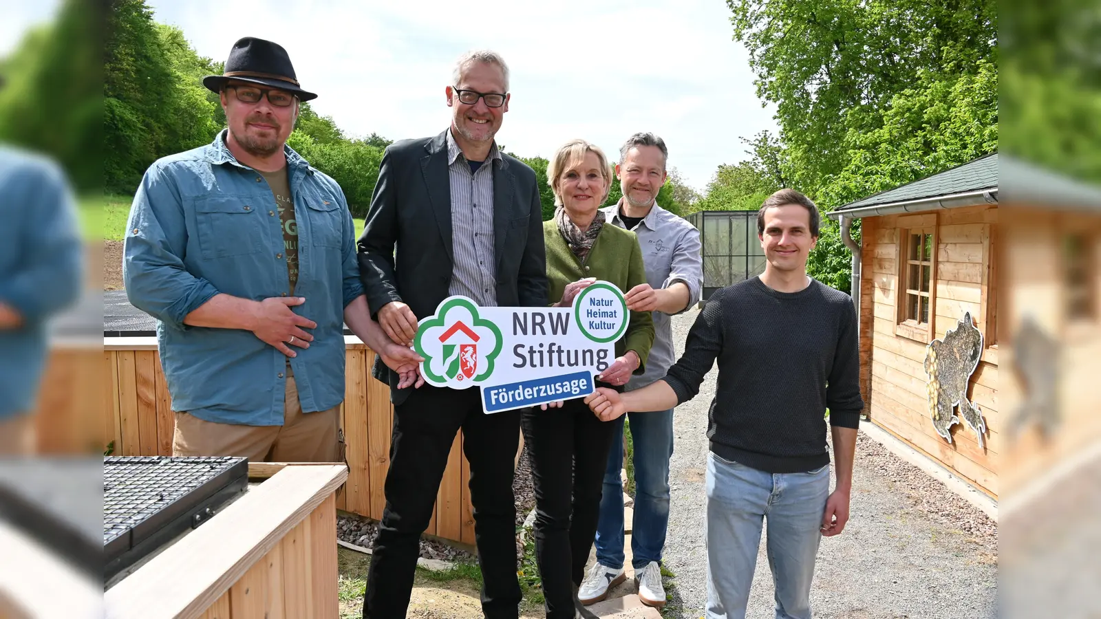 V.l.: Dr. Peter Maciej (Landschaftsstation im Kreis Höxter), Frank Grawe (Wissenschaftlicher Leiter - Landschaftsstation im Kreis Höxter), Dr. Ute Röder (Vorstandsmitglied der NRW-Stiftung), Diego Krämer (Untere Naturschutzbehörde - Kreis Höxter), Dennis Wiegard (Landschaftsstation im Kreis Höxter). (Foto: Landschaftsstation Kreis Höxter)
