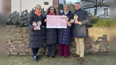 V.l.: Claudia Bonefeld (Mitglied ZC Höxter), Annette Finkeldei (Präsidentin ZC Höxter), Hedwig Mellwig (Vorsitzende des Fördervereins des Frauen und Kinderschutzhauses e.V.) und Jannis Engel (Bäckerei Engel). (Foto: privat)