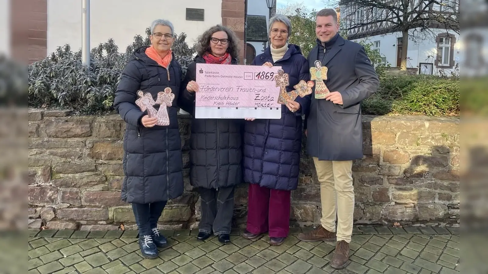 V.l.: Claudia Bonefeld (Mitglied ZC Höxter), Annette Finkeldei (Präsidentin ZC Höxter), Hedwig Mellwig (Vorsitzende des Fördervereins des Frauen und Kinderschutzhauses e.V.) und Jannis Engel (Bäckerei Engel). (Foto: privat)
