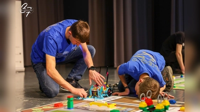 Letzter Check vor dem großen Moment: Hochkonzentriert bereiten sich zwei Mitglieder des Gewinnerteams auf den Start ihres Roboters vor. (Foto: privat)