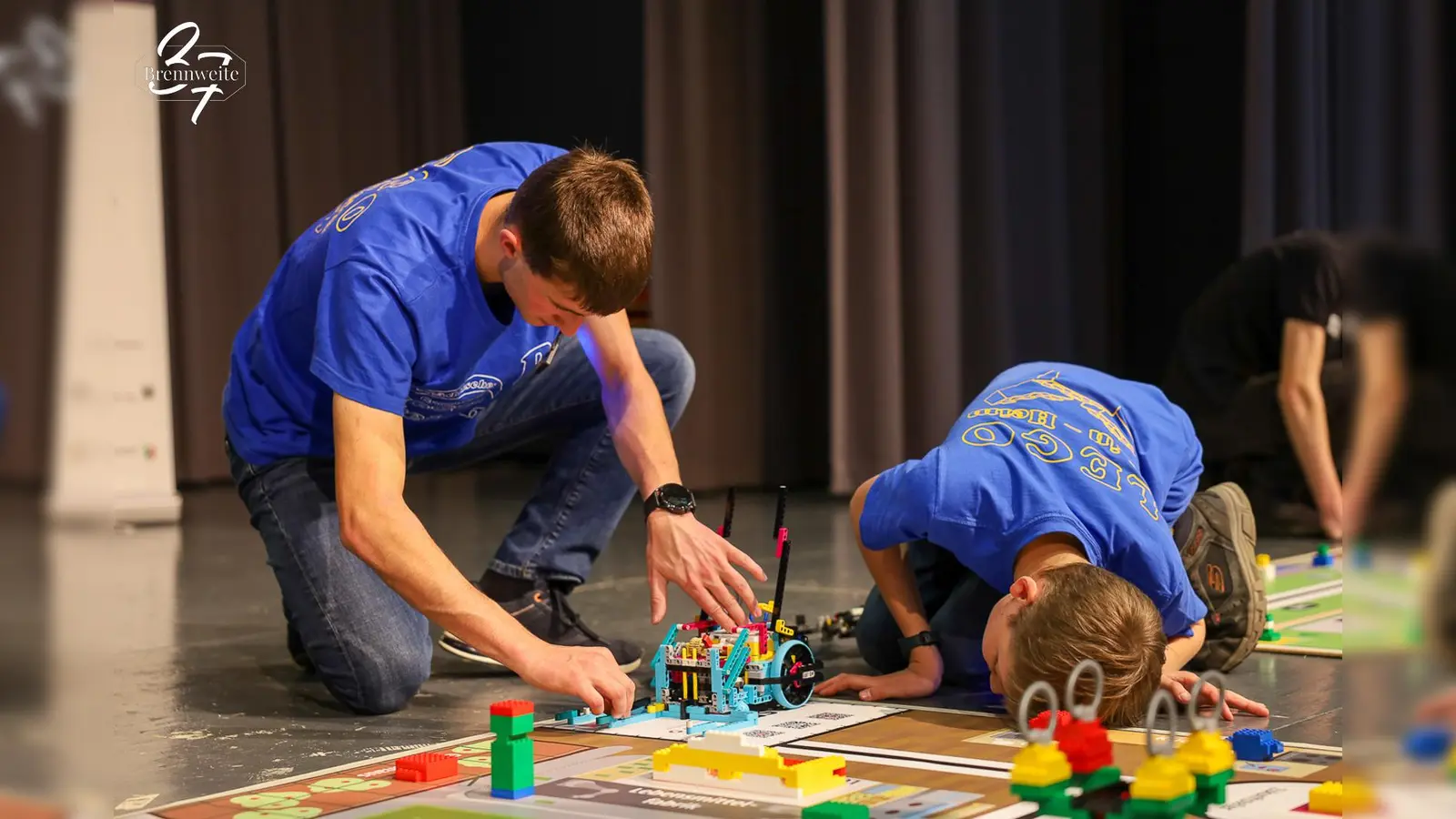 Letzter Check vor dem großen Moment: Hochkonzentriert bereiten sich zwei Mitglieder des Gewinnerteams auf den Start ihres Roboters vor. (Foto: privat)