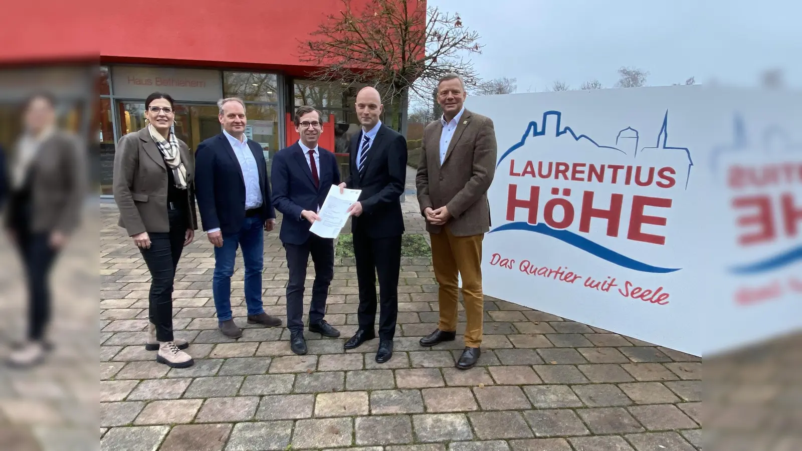 Nicole Leifeld (CWW Fachbereichsleiterin Kinder und Jugendliche), Matthias Schmidt (Geschäftsführer der CWW), Bürgermeister Tobias Scherf, Jens Kronsbein von der Bezirksregierung Detmold und der Landtagsabgeordnete Matthias Goeken. (Foto: Stadt Warburg)