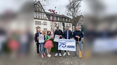  Bürgermeister Hubertus Grimm, Nicole Bartolles, Beverunger Blütenfee Lena Sternheimer (Geschäftsstelle Beverungen Marketing) Sebastian Kübler, Stefan Przyjemski (Vorstand Beverungen Marketing) und Alexander Wilke (Wassersportverein) präsentieren das Programm des diesjährigen Blütenfestes.<br><br> Beverunger Blütenfee,  (Foto: Beverungen Markteing )