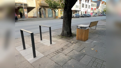 Neue Bänke laden in der Langen Straße zum Verweilen ein. Fahradbügel nützen Gästen und Einheimischen.  (Foto: Beverungen Marketing)