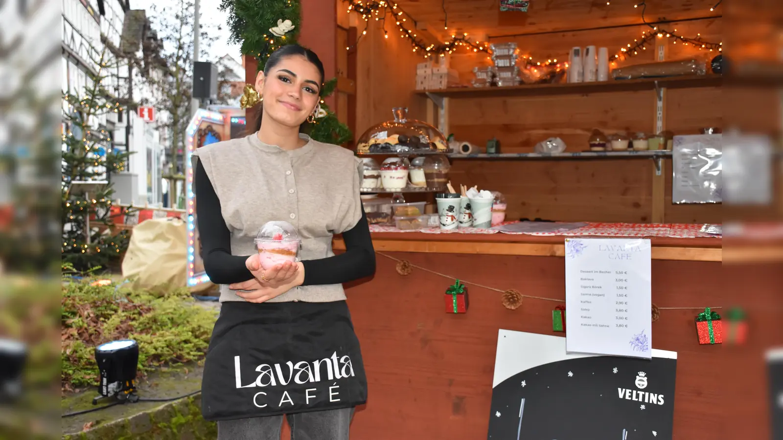 Desserts und Kuchen lockten am Stand von Café Lavanta.  (Foto: Barbara Siebrecht)