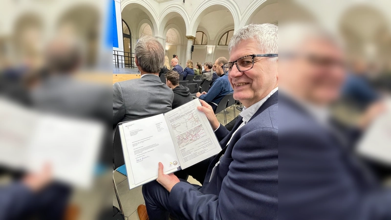 Bundestagsabgeordnete Christian Haase MdB nahm die Baufreigaben entgegen. (Foto: privat)