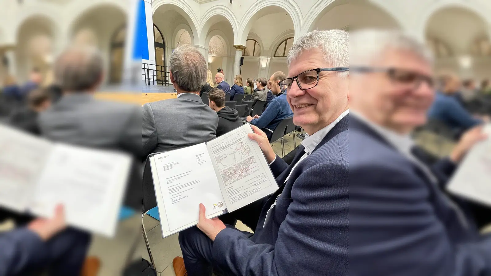 Bundestagsabgeordnete Christian Haase MdB nahm die Baufreigaben entgegen. (Foto: privat)