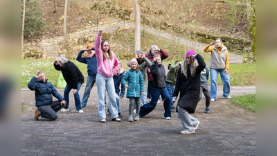 Choreografin Linda Geers mit einem Teil des Ensemble von Shrek – Das Musical. (Foto: Freilichtbühne Bökendorf e. V. | Jonas Fromme)