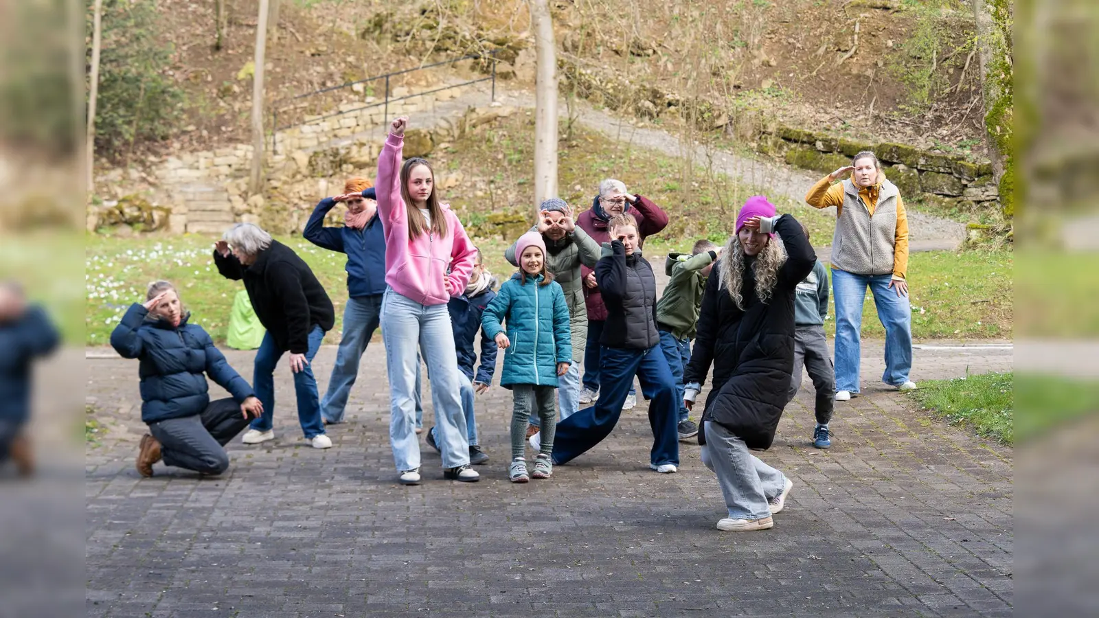 Choreografin Linda Geers mit einem Teil des Ensemble von Shrek – Das Musical. (Foto: Freilichtbühne Bökendorf e. V. | Jonas Fromme)
