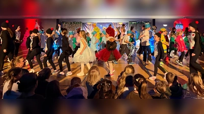 Schillernde Tanzgruppen sorgten für Stimmung im Märchenland. (Foto: privat)