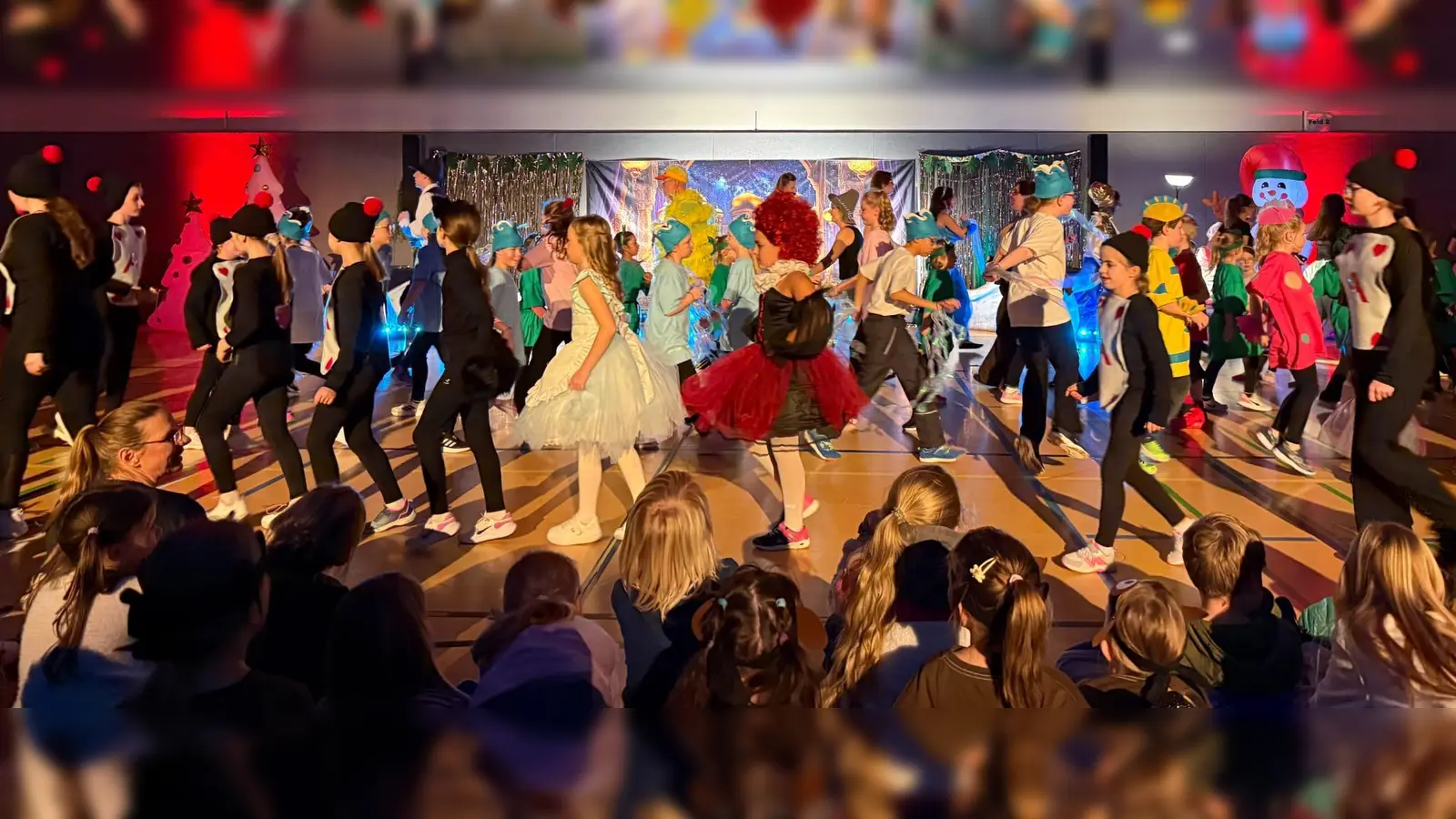 Schillernde Tanzgruppen sorgten für Stimmung im Märchenland. (Foto: privat)