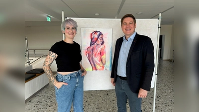 Kie Künstlerin Katharina Götte und Bürgermeister Nicolas Aisch.  (Foto: Stadt Borgentreich)