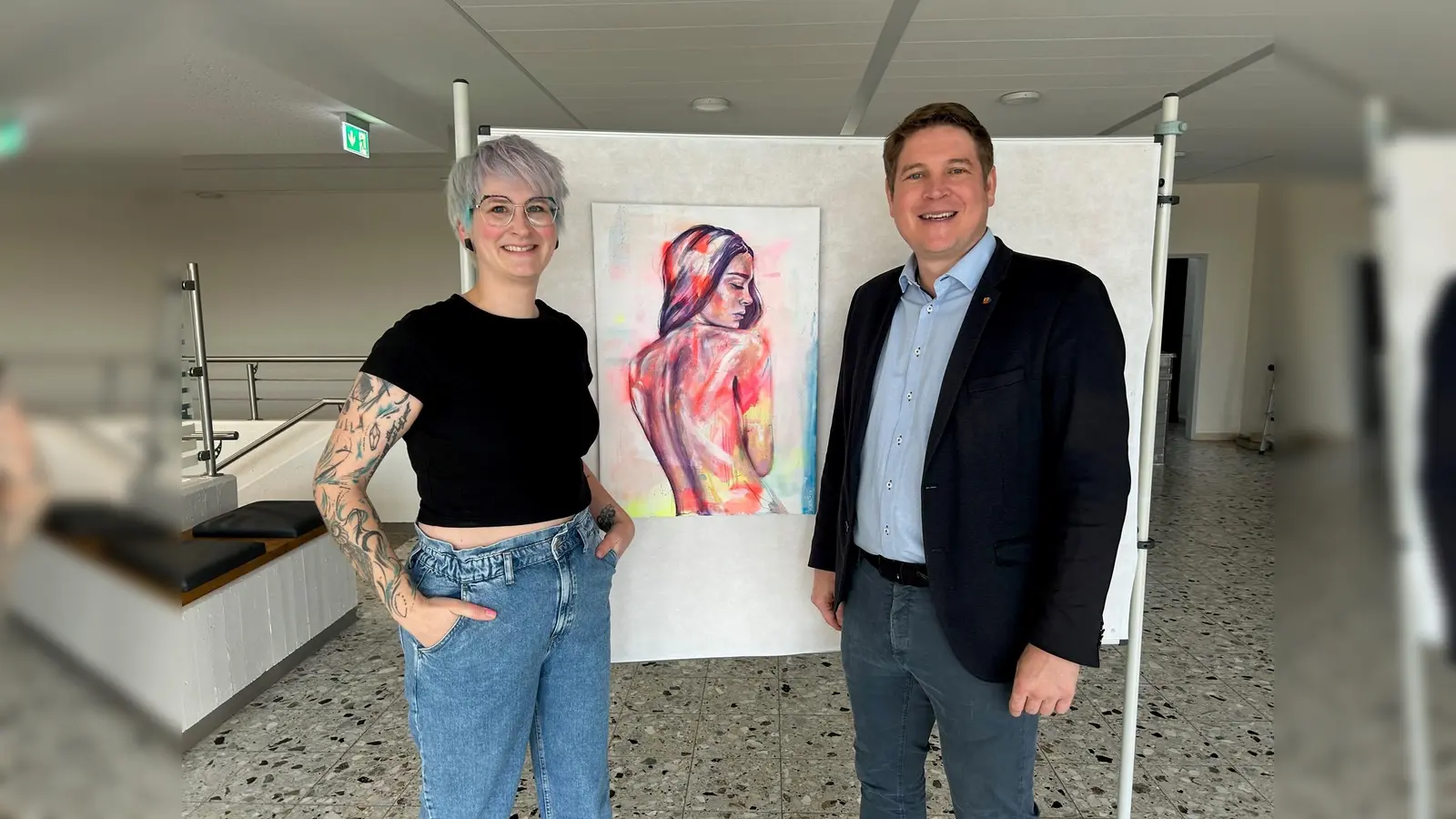 Kie Künstlerin Katharina Götte und Bürgermeister Nicolas Aisch.  (Foto: Stadt Borgentreich)