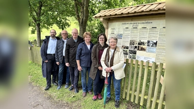 Projektteam mit den Gästen vor der neuen Infotafel (v.l.): Simon Dryer, Rainer Brinkmann, Henry Stern, Andrea Thalmaier, Runa Scharlau und Ursula Holzknecht. (Foto: privat)