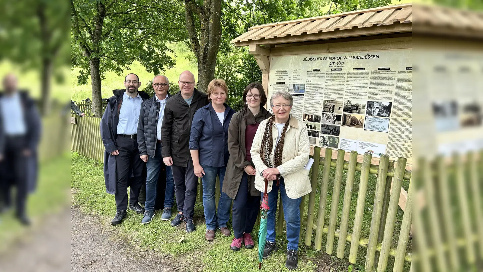 Projektteam mit den Gästen vor der neuen Infotafel (v.l.): Simon Dryer, Rainer Brinkmann, Henry Stern, Andrea Thalmaier, Runa Scharlau und Ursula Holzknecht. (Foto: privat)