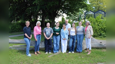 Spendenübergabe: Heike Nalbach, Dr. Cornelia Düwel-Westphal, Dr. Bernd Nalbach, SV-Lehrerin Stephanie Scheuren und Schülerinnen der Schülervertretung und des Gesellschaftslehrekurses. (Foto: Michael Volmer, SGS)