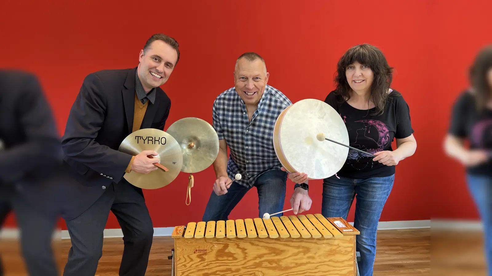 V.r.: Die Musikschullehrkräfte Dorothea Kröger und Dirk Osterberg sowie Musikschulleiter Simon van Zoest freuen sich auf die neuen elementaren Kursangebote. (Foto: Musikschule Hofgeismar)