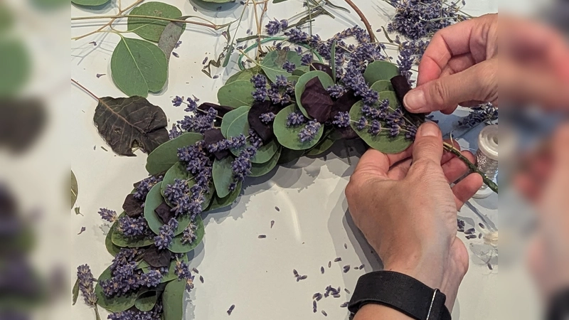 Das duftet schon beim Binden nach Lavendel (Foto: Ann-Kathrin Otte)