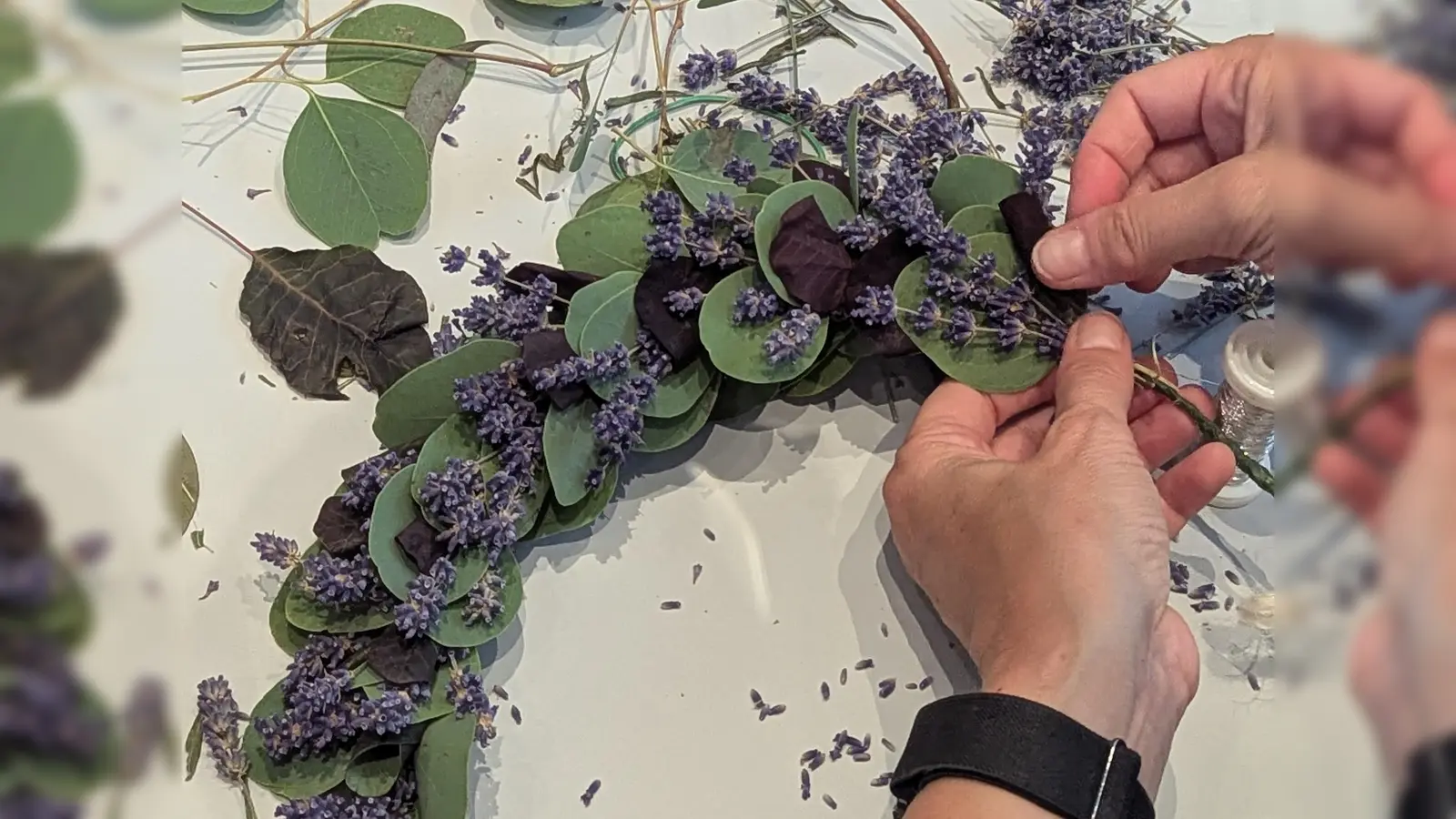 Das duftet schon beim Binden nach Lavendel (Foto: Ann-Kathrin Otte)