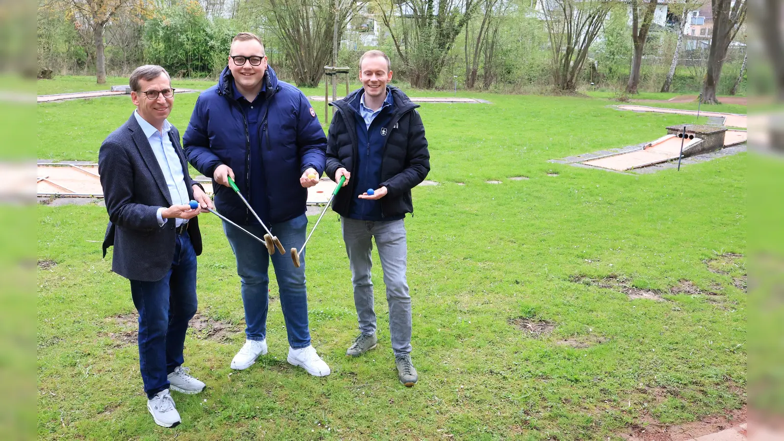 Bürgermeister Tobias Scherf (von links), Tim ten Hoopen (Restaurant Deele/Gasthaus ten Hoopen) und Touristiker Lucas Lambracht laden dazu ein, den Schläger zu schwingen, leckeres Essen im Restaurant Deele zu genießen und die Umgebung per Rad oder zu Fuß zu entdecken. (Foto: Stadt Warburg )