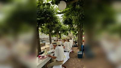 Beim Dinner in White 2024 genossen die Gäste in heller Kleidung den Sommerabend.  (Foto: Bad Karlshafen GmbH)