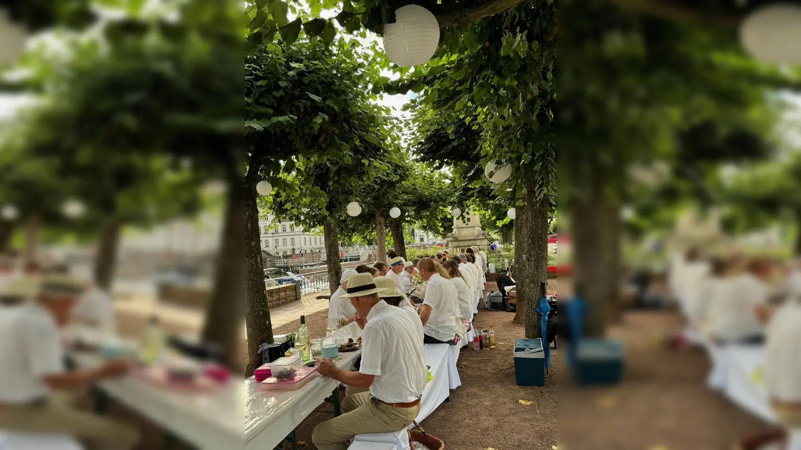 Beim Dinner in White 2024 genossen die Gäste in heller Kleidung den Sommerabend.  (Foto: Bad Karlshafen GmbH)