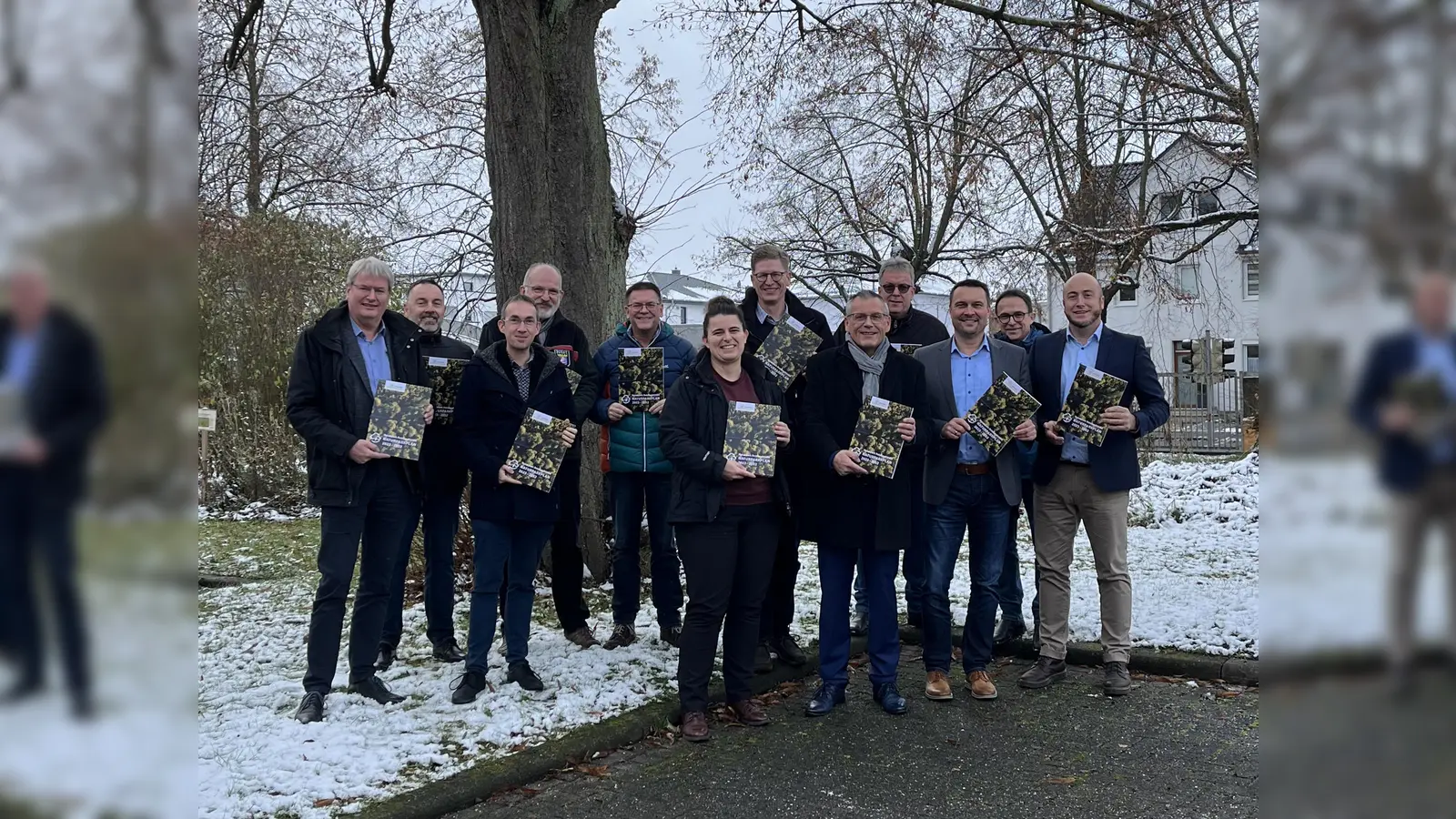 Vorstellung des ersten Naturparkplans im Rahmen der Jahreshauptversammlung des Naturpark Reinhardswald e.V. (v.l.): Peter Nissen, Vorsitzender Förderverein, Harald Munser, Bürgermeister Liebenau, Marcus Dittrich, Bürgermeister Bad Karlshafen, Holger Pflüger-Grone, Forstamtsleiter Forstamt Reinhardshagen, Karsten Schreiber, Bürgermeister Fuldatal, Manuela Greipel, Geschäftsführerin Naturpark Reinhardswald e.V., Danny Sutor, Bürgermeister Grebenstein, Andreas Siebert, Landrat und Vorstandsvorsitzender Naturpark Reinhardswald e.V., Fred Dettmar, Bürgermeister Reinhardshagen, Torben Busse, Bürgermeister Hofgeismar, Lars Obermann, Bürgermeister Immenhausen und Martin Lange, nicht auf dem Bild: Naturpark-Mitglied Cornelius Turrey, Bürgermeister Wesertal. (Foto: Naturpark Reinhardswald e.V.)