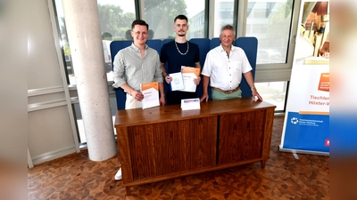 Die beiden Geschäftsführer des Familienbetriebs Heinemann Möbel-Objekt-Design GmbH, Lennart Heinemann (links) und Dirk Heinemann (rechts), gratulieren Renee Ritzenhoff aus Brakel zum 1. Platz. (Foto: Kreishandwerkerschaft Höxter-Warburg)