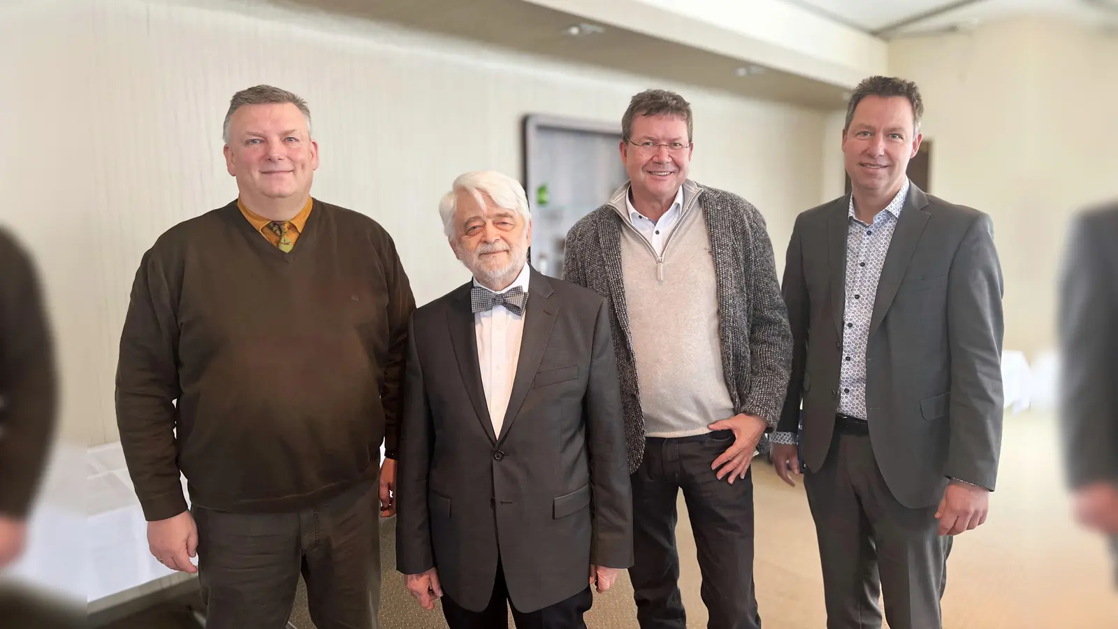 Abschied nach 38 Jahren (v.l.): KHWE-Geschäftsführer Christian Jostes, Dr. Bernt Göckel-Beining, Dr. Florian Dietl (Chefarzt in Vertretung des Ärztlichen Leiters Dr. Marcus Rübsam), Stefan Kruse (Standortleitung St. Josef Hospital). (Foto: KHWE)