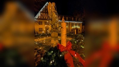 Der Kellerplatz präsentiert sich in neuer Weihnachtsbeleuchtung. (Foto: Beverungen Marketing e.V.)