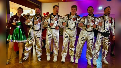 Die Akteure des Fölser Männerballetts mit ihrer Trainerin Jessica Hüpping (links) begeisterten das Publikum. (Foto: privat)