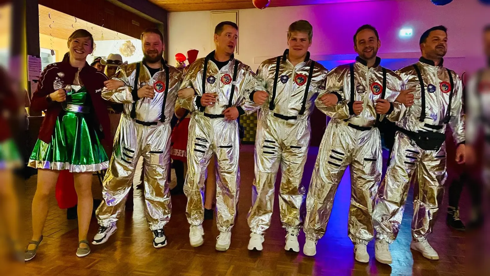 Die Akteure des Fölser Männerballetts mit ihrer Trainerin Jessica Hüpping (links) begeisterten das Publikum. (Foto: privat)