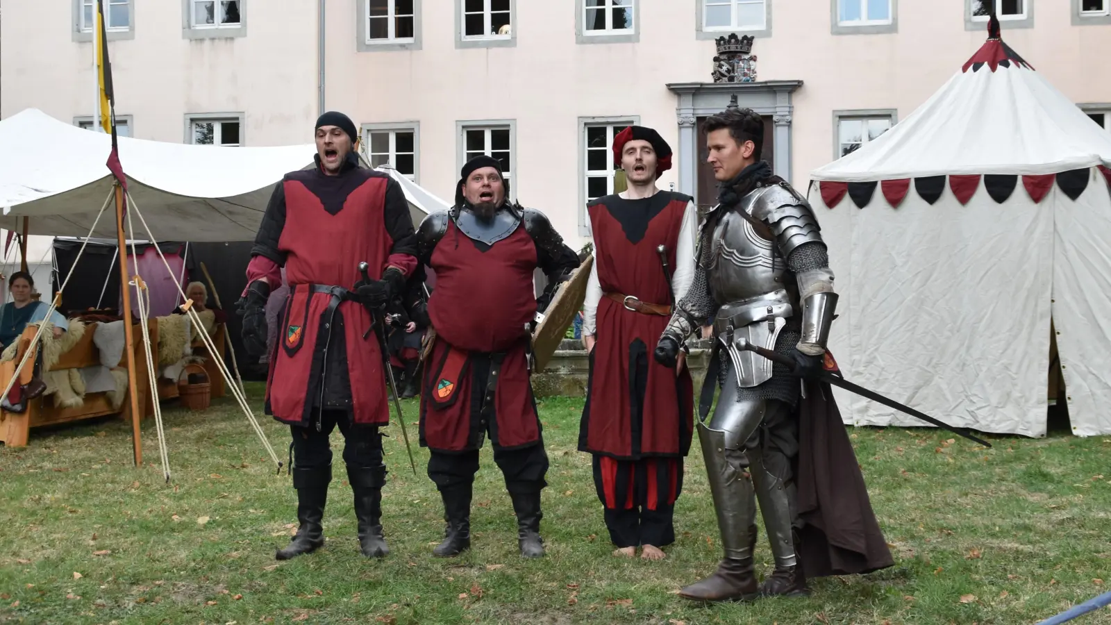 Die Stadtwache aus Bockenrode agierte vor dem Herrenhaus und schützte die Speisekammer gegen die Banditinnen.  (Foto: Barbara Siebrecht)