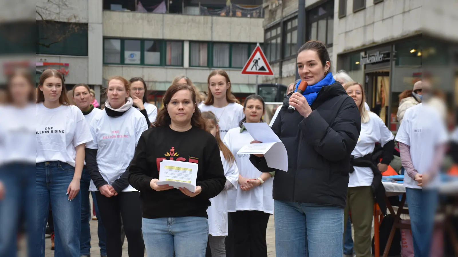 Isabell Schröder (Arbeitskreis) und Anna Lütkefeld (Gleichstellungsbeauftragte) sprachen bei der Kundgebung.  (Foto: Barbara Siebrecht)