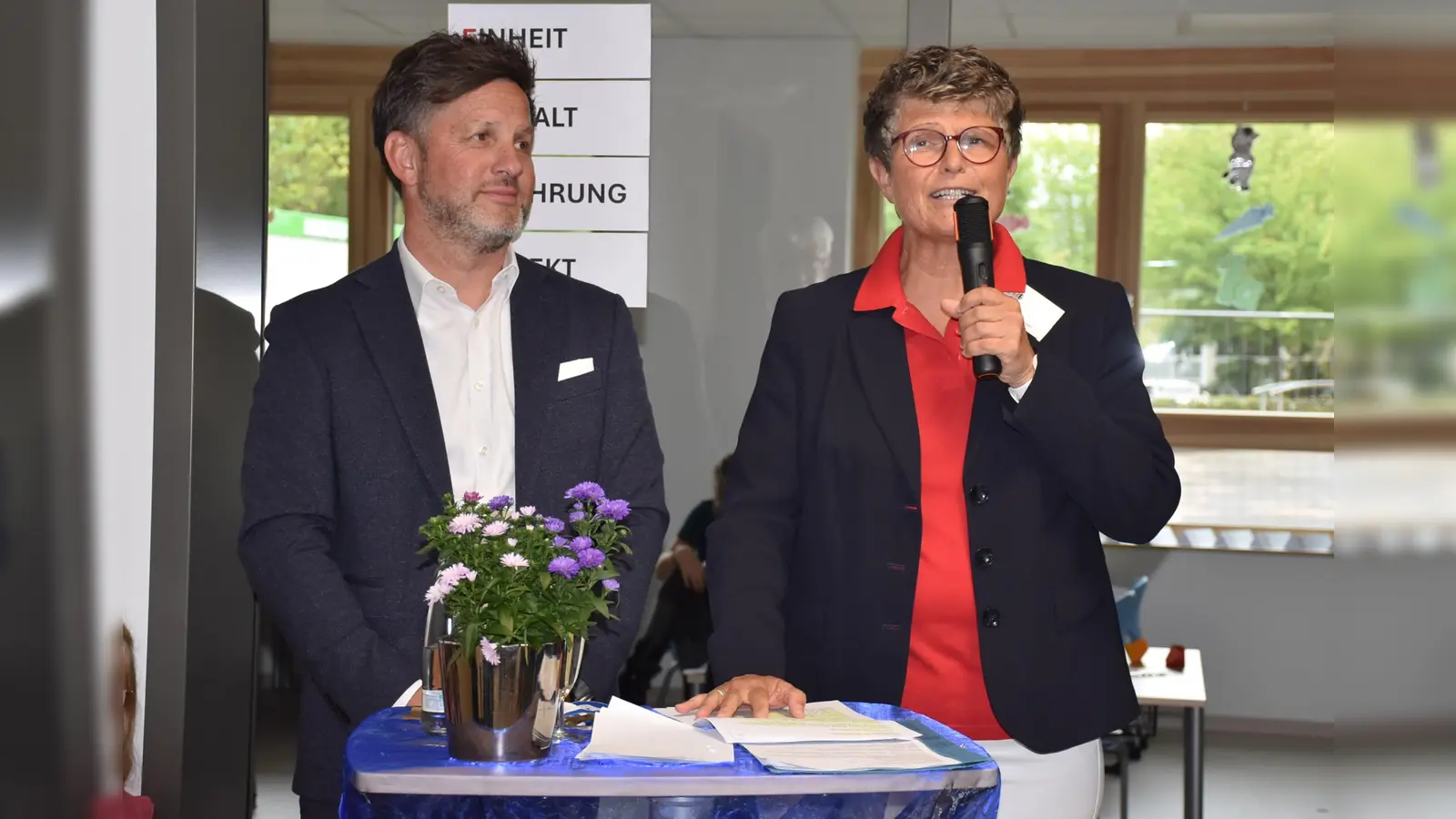Die Schulleiterin erläuterte, dass der Neue Name sich aus den Anfangsbuchstaben der Wertewort der Schulgemeinschaft bildet und den Namen des verbindenden Baches ergibt.  (Foto: Barbara Siebrecht)