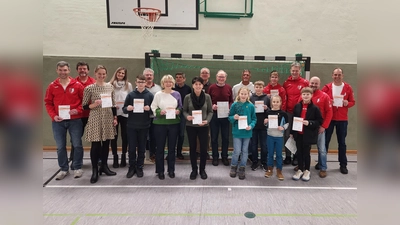 Die erfolgreichen Teilnehmerinnen und Teilnehmer der Sportabzeichen-Aktion 2023, der 1.Vorsitzende K. Krohne und der 2. Vorsitzende I. Schützeberg. (Foto: privat)