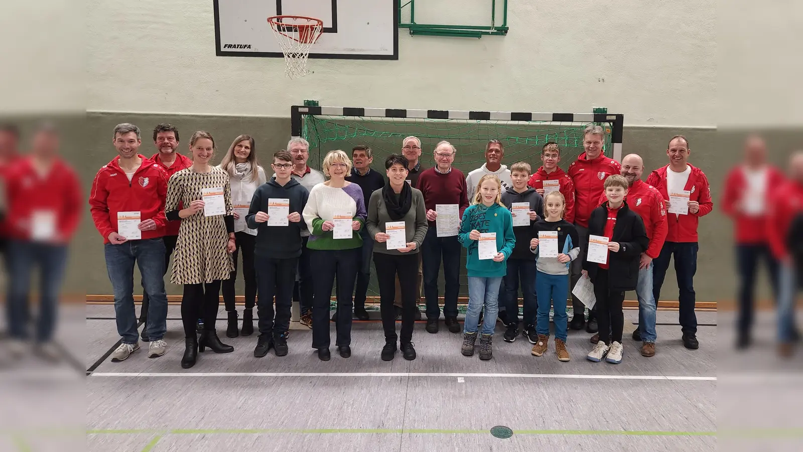 Die erfolgreichen Teilnehmerinnen und Teilnehmer der Sportabzeichen-Aktion 2023, der 1.Vorsitzende K. Krohne und der 2. Vorsitzende I. Schützeberg. (Foto: privat)
