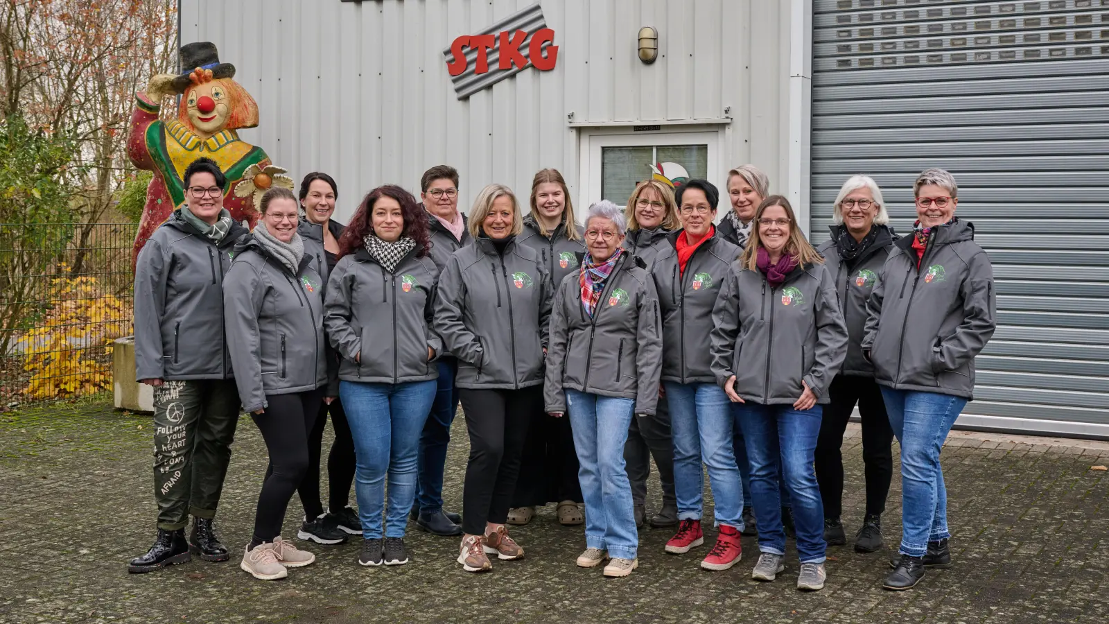 Die engagierten Frauen der Arbeitsgruppen werden erstmals durch eigens gestaltete StKG-Jacken sichtbar gewürdigt. (Foto: privat)