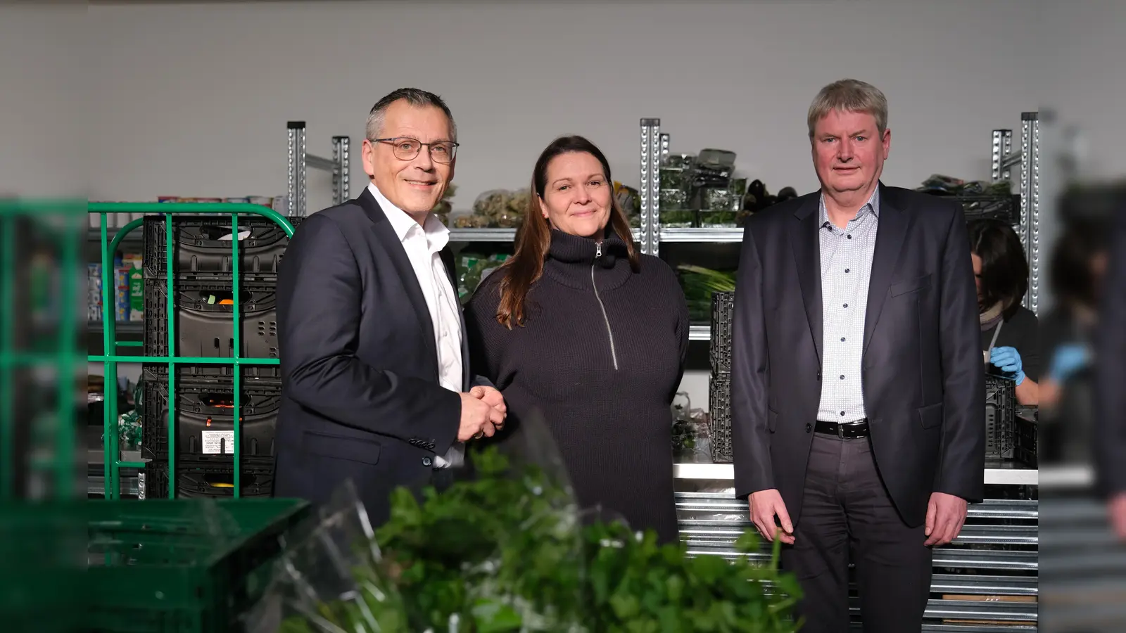 Zeit für ein Wiedersehen: Landrat Andreas Siebert, Frauke Wiegand, Koordination der Tafeln des Diakonischen Werks Region Kassel, und Peter Nissen, Leiter des Servicezentrums Regionalentwicklung. Die Ausgabestelle der Tafel in Hofgeismar hat 2022 mit Unterstützung des Servicezentrums Fördermittel der Europäischen Union erhalten, um neue Räumlichkeiten beziehen zu können.  (Foto: Landkreis Kassel)