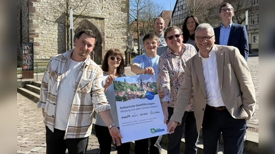 Freuen sich auf den Saison-Start der kulinarischen Stadtführungen: (vorne v.l.): Walther Frühauf (Frühauf), Oksana und Georg Rasche (Pilsquelle), Markus Menne (Gasthaus zur Alm), Frank Sievers (Hotel Zeitgeist) sowie der Touristiker Lucas Lambracht, Kathrin Eikenberg (Tourist-Information) und Bürgermeister Tobias Scherf. (Foto: Hansestadt Warburg)