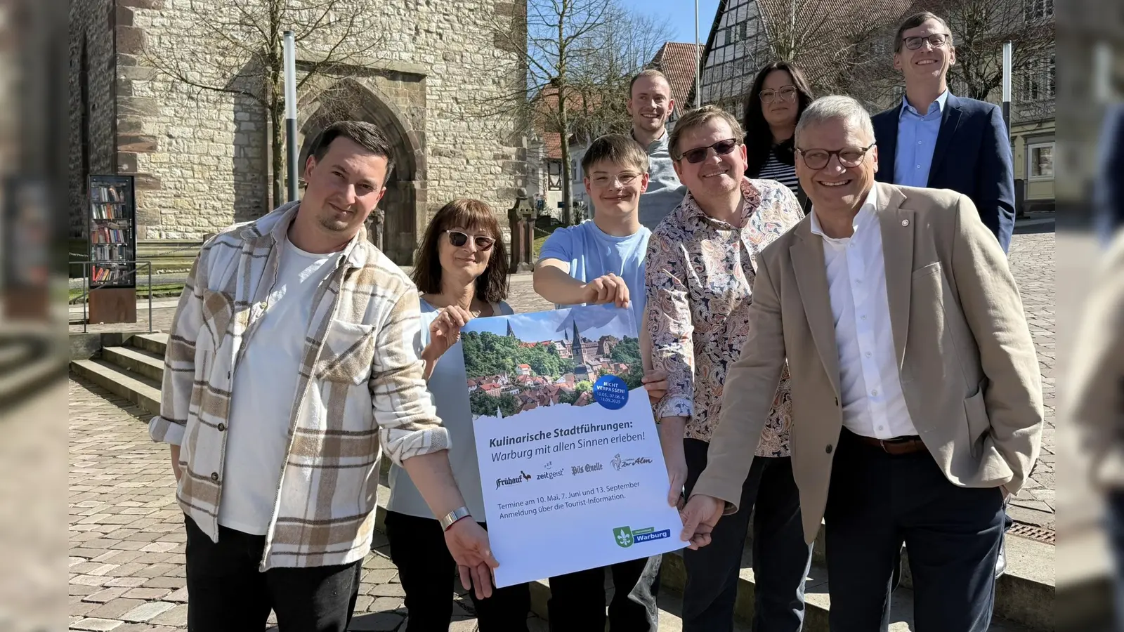 Freuen sich auf den Saison-Start der kulinarischen Stadtführungen: (vorne v.l.): Walther Frühauf (Frühauf), Oksana und Georg Rasche (Pilsquelle), Markus Menne (Gasthaus zur Alm), Frank Sievers (Hotel Zeitgeist) sowie der Touristiker Lucas Lambracht, Kathrin Eikenberg (Tourist-Information) und Bürgermeister Tobias Scherf. (Foto: Hansestadt Warburg)