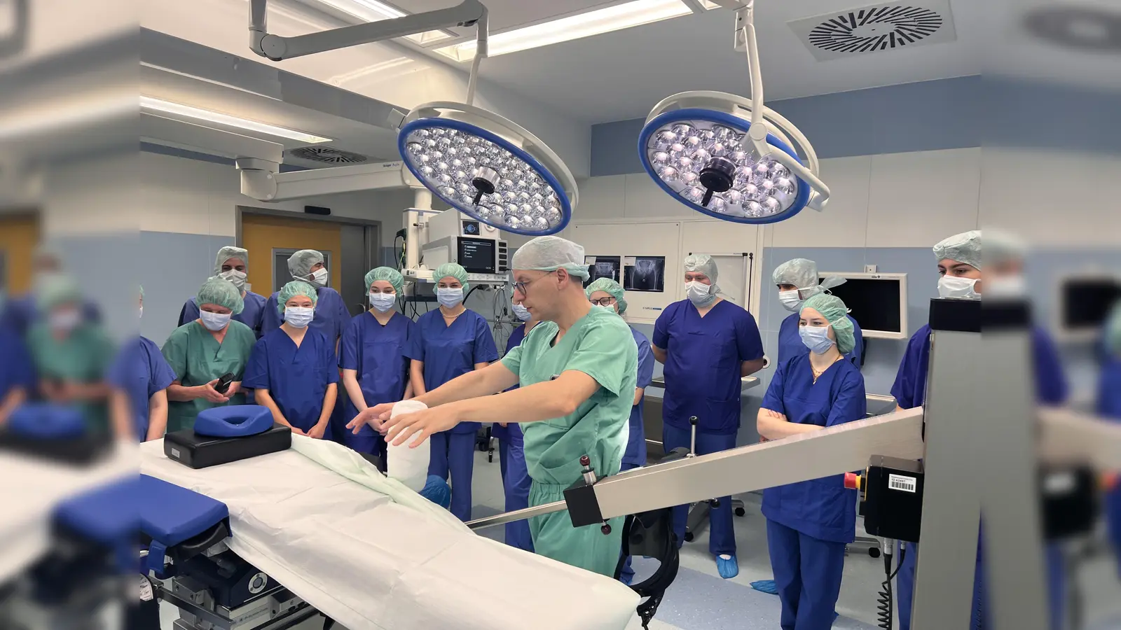 Der Besuch im Operationssaal rundete eine gelungene Präsentation des zertifizierten Endoprothetikzentrums am St. Vincenz Hospital Brakel ab. Foto: Kreis Höxter (Foto: Kreis Höxter)